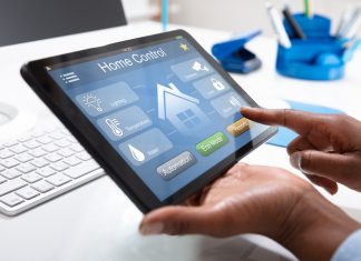 Manfaat Yang Didapatkan Dari Penggunaan Teknologi Smart Home Person Using Home Control System On Tablet
